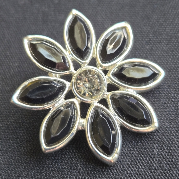 VTG Daisy Brooch Black Marquise Petals Round Center Rhinestone, Silvertone - Picture 2 of 3